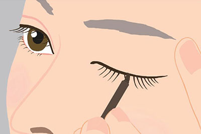 STEP3　まつ毛の生え際へブラシで塗る